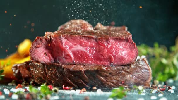 Крупним планом падаючий смачний яловичий стейк, супер повільний рух — стокове відео