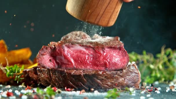 Close-up de bife de carne saborosa, movimento super lento — Vídeo de Stock