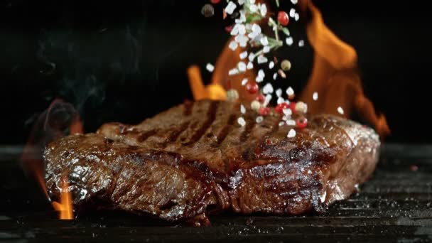 Primo piano di caduta gustosa bistecca di manzo su griglia in ghisa — Video Stock