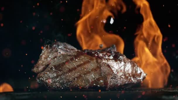 Close-up de bife saboroso na grelha de ferro fundido — Vídeo de Stock