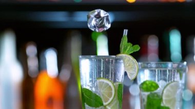 Mojito Kokteylinin Süper Yavaş Hareketi Bir Barda Sıçrıyor.