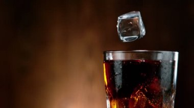 Kamera Buz Küplerinin Kola 'ya Düşüşünü Takip Ediyor, Makro Çekim.