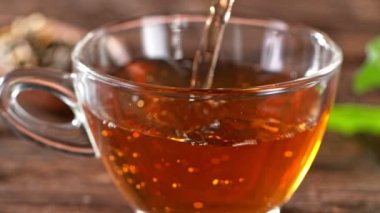 Süper Yavaş Çekim Doldurulmuş Çay