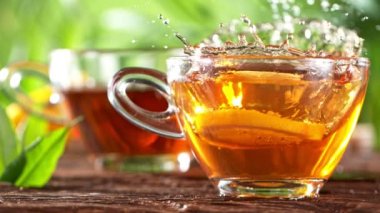 Süper Yavaş Çekim Doldurulmuş Çay