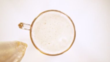 Kamera Ardından Bira Sıvısı Süper Yavaş Çekimde Cama Dökülüyor.