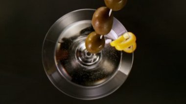 Koyu Arkaplanda Düşen Zeytinlerle Parlak Kokteyl.