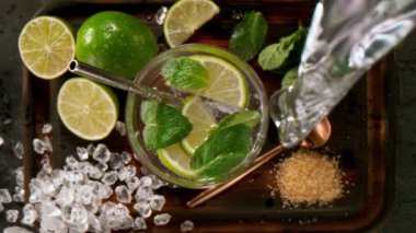 Kamera Buz Küplerinin Taze Mojito Kokteyli 'ne Düşüşünü İzliyor. Süper Yavaş Hareket.
