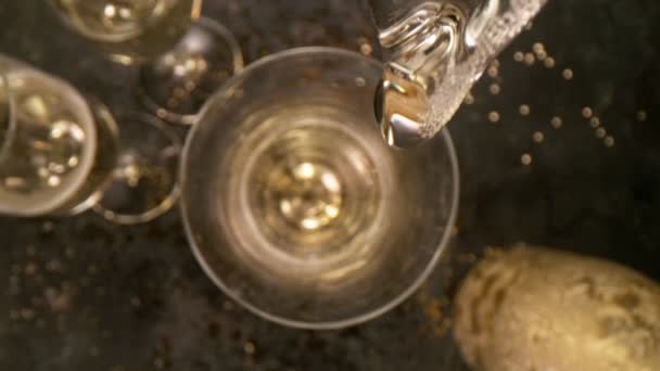 Camera Beweging, Super Slow Motion Detail shot van gieten Champagne uit fles — Stockvideo