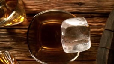 Kamera, Süper Yavaş Çekimde Düşen Buzu İzler ve Viski Bardağına Düşer.