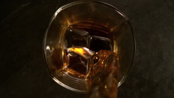 Camera volgt Whisky Liquid in glas in Super Slow Motion. — Stockvideo