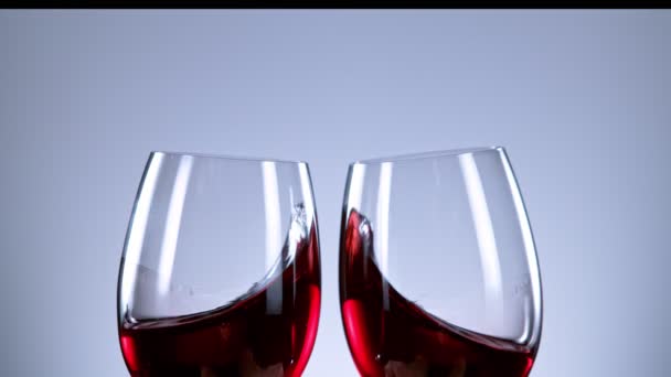 Super langzame beweging van rode wijn raken samen, Cheers Concept. — Stockvideo