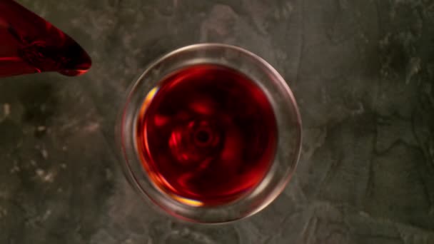 Kamera Hareketi, Süper Yavaş Hareket Detay Şişe Şaraptan Dökülen Kırmızı Şarap Çekimi — Stok video