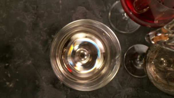 Ruch kamery, Super Slow Motion Szczegóły Shot Nalanie białego wina z butelki — Wideo stockowe