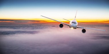 Dramatik bulutların üzerinde uçan ticari uçak..