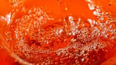 Çay fincanına çay dolduruyorum.