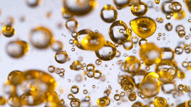 Beyaz üzerine izole yağ kabarcıkları,