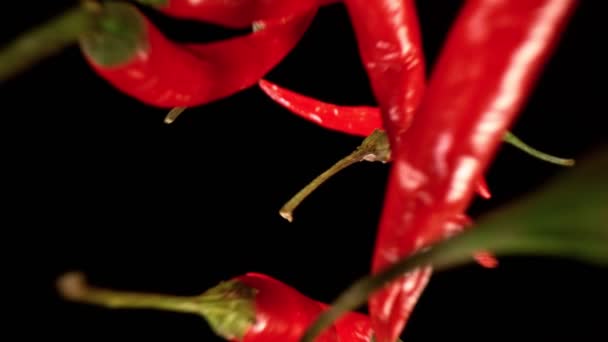 Shot Super Slow Motion de pimientos rojos voladores — Vídeos de Stock