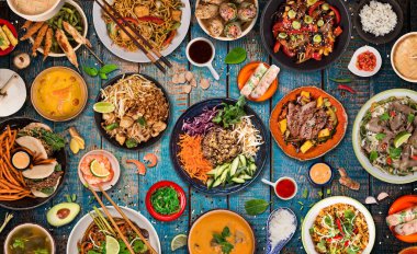 Kırsal arka planda çeşitli Asya yemekleri, üst görünüm