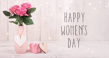 Kadınlar Günü için soyut kompozisyon. Kalp sembolleriyle uçuşan pembe çiçek yaprakları..