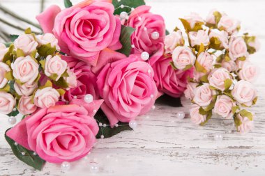 Sevgililer Günü, Anneler ya da Kadınlar Günü için çiçek kompozisyonu. Eski beyaz ahşap arka planda pembe çiçekler.