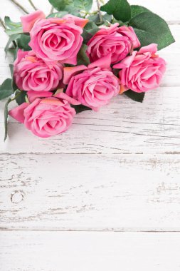 Sevgililer Günü, Anneler ya da Kadınlar Günü için çiçek kompozisyonu. Eski beyaz ahşap arka planda pembe çiçekler.