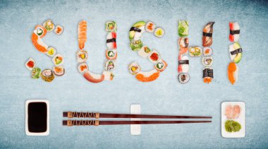 Geleneksel Japon suşi parçaları yazı hazırlıyor..