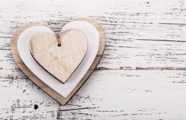 Sevgililer Günü için kalp kompozisyonu, Anneler Günü ya da Kadınlar Günü. Tahta kalpler eski beyaz masada.