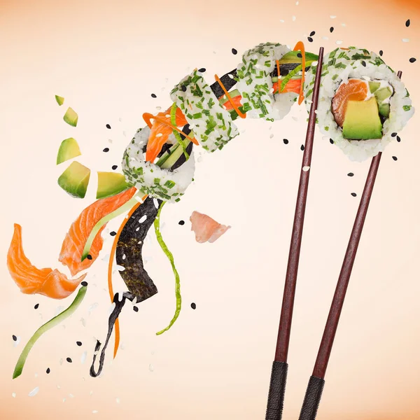 Kawałki pysznego japońskiego sushi zamrożone w powietrzu. — Zdjęcie stockowe