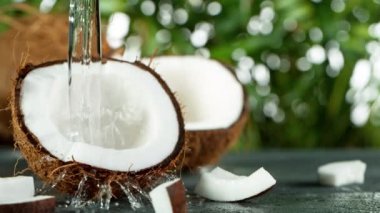 Süper Yavaş Hareketli Su Şutu Hindistan cevizine Sıçrıyor