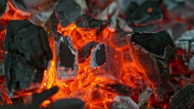 Siyah Kömür Şenlik ateşinde, Süper Yavaş Hareket