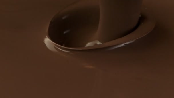 Szuper lassított felvétel repülő nyers csokoládé darabok fröccsenő olvadt csokoládé. — Stock videók