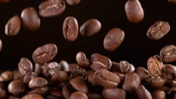 Super Slow Motion Shot van vallende gebrande koffiebonen — Stockvideo