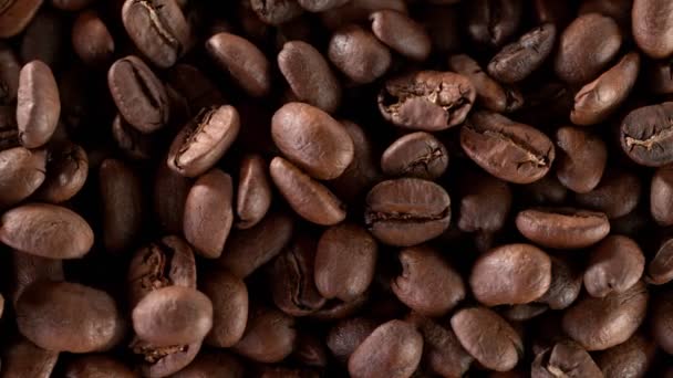 Супер повільний рух падіння смажених кавових зерен — стокове відео
