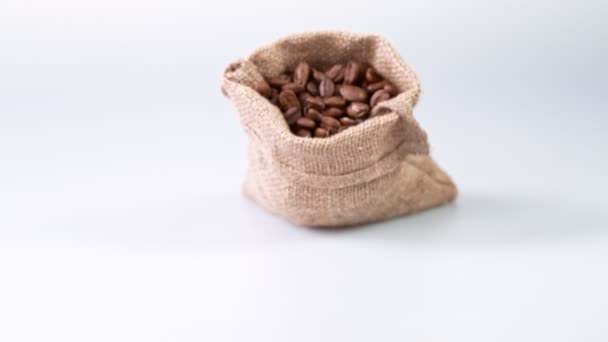 黄麻包中掉落烤咖啡豆的超级慢动作镜头 — 图库视频影像