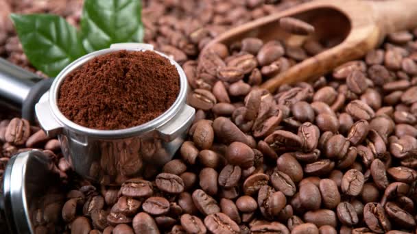 Super ralenti prise de vue de la chute des grains de café torréfiés — Video