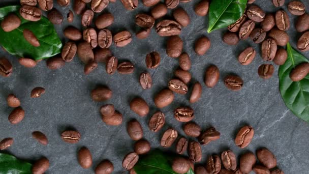 Super Slow Motion Shot de derramar granos de café tostados — Vídeos de Stock
