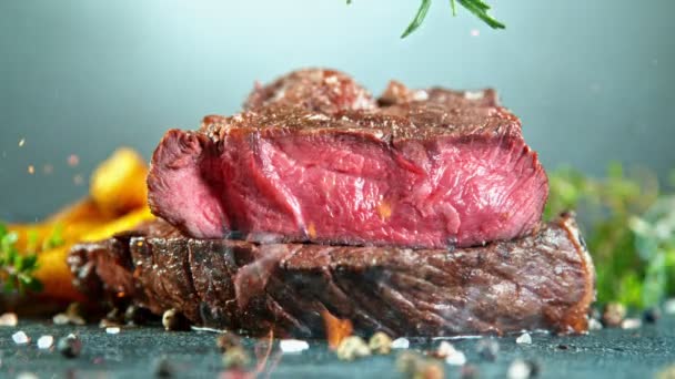 Close-up de queda saborosa bife de carne, Super Slow Motion — Vídeo de Stock