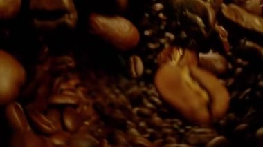 Uçan Kavrulmuş Kahve Fasulyesinin Süper Yavaş Çekimi