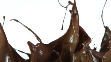 Sıcak çikolatanın çok yavaş sıçrayışı..