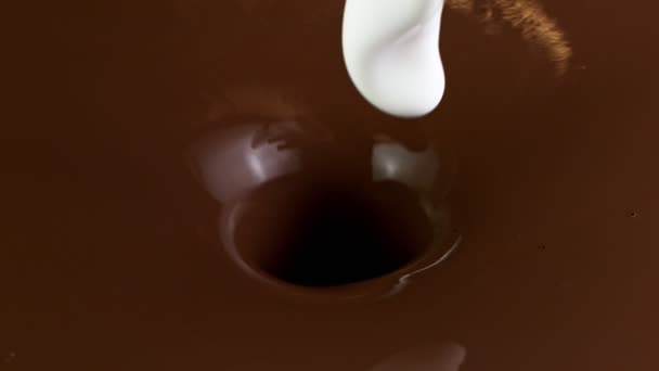 Super slow motion di spruzzi di cioccolata calda. — Video Stock