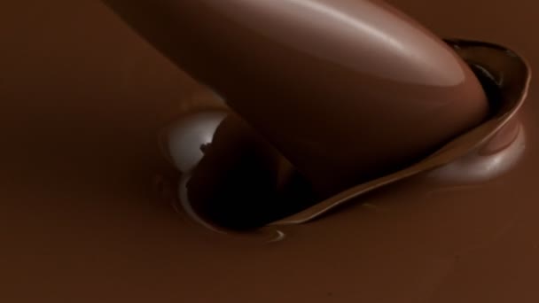 Movimento super lento de espirrar chocolate quente. — Vídeo de Stock