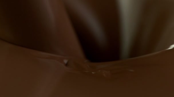 Super cámara lenta de salpicaduras de chocolate caliente. — Vídeo de stock
