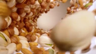 Fındık Karışımının Süper Yavaş Çekimi Girdap Yapımı