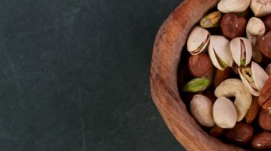 Düşen fındıkların süper yavaş çekimi.