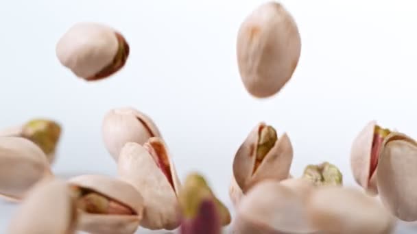Super Slow Motion Shot de nueces de pistacho tostadas frescas — Vídeo de stock