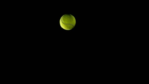 Super cámara lenta de golpear la pelota de tenis con cohete sobre fondo negro. — Vídeo de stock