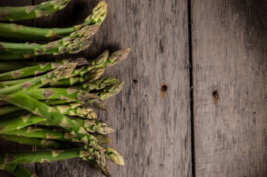 Bir sürü taze kuşkonmaz.