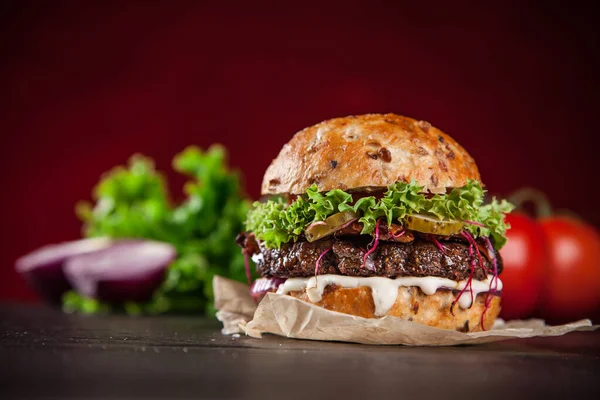 Zbliżenie hamburgery domowe — Zdjęcie stockowe