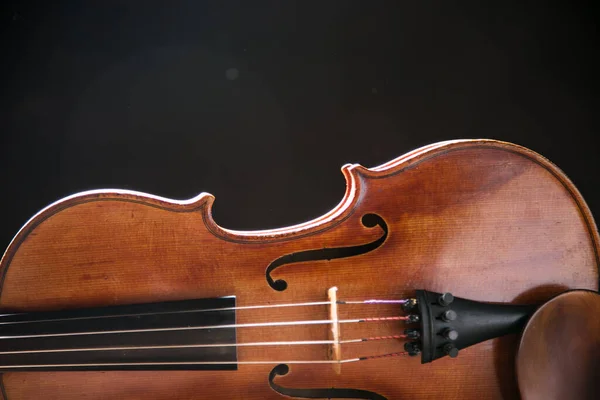 Gros plan d'un violon isolé sur fond noir — Photo