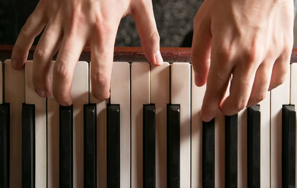 Primer plano de las manos tocando el piano — Foto de Stock